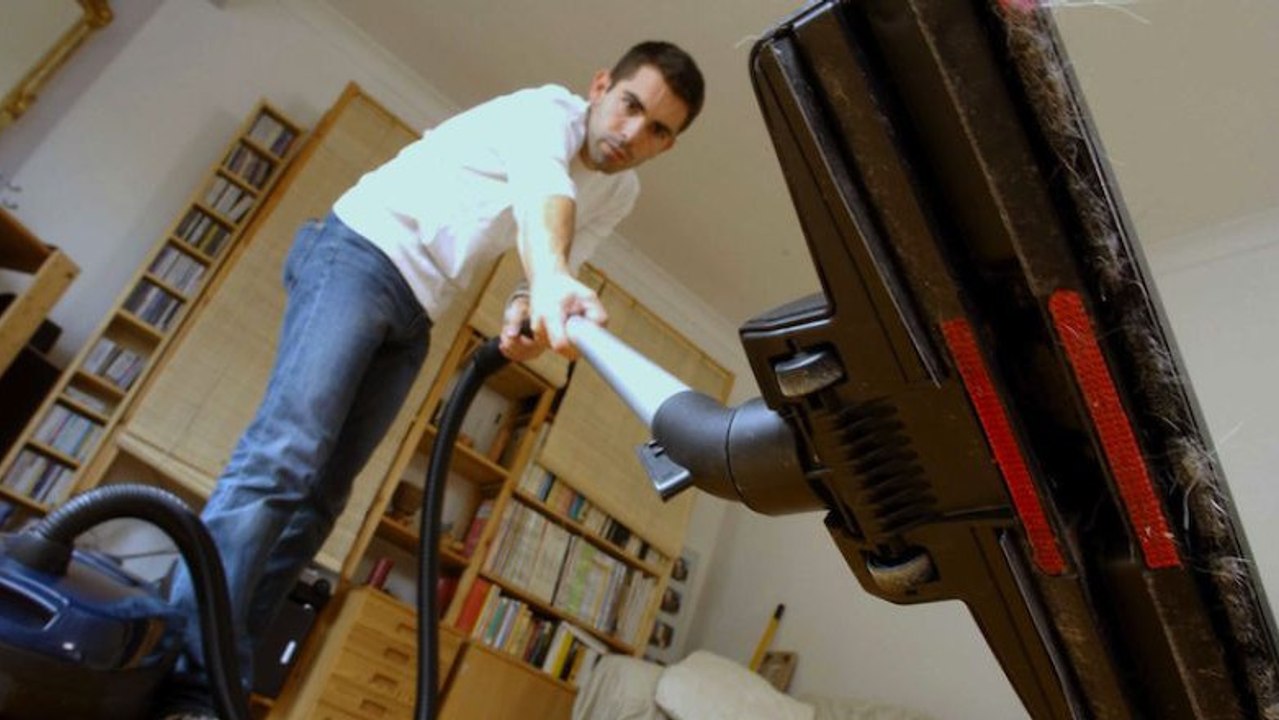 Männer, die im Haushalt helfen, sollen bessere Liebhaber sein.