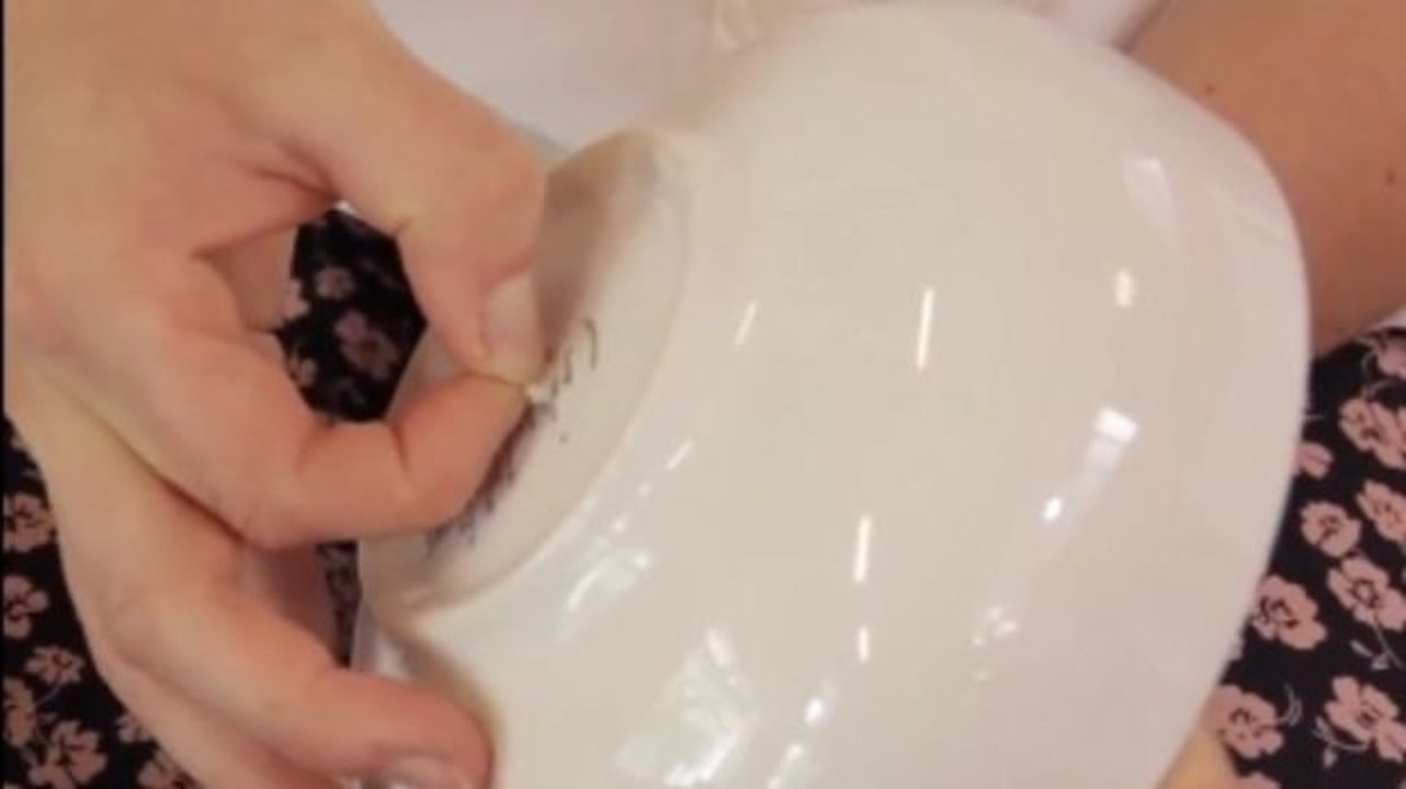 Genialer Trick: So kannst du ein Klebe-Etikett ruckzuck vom Geschirr entfernen!