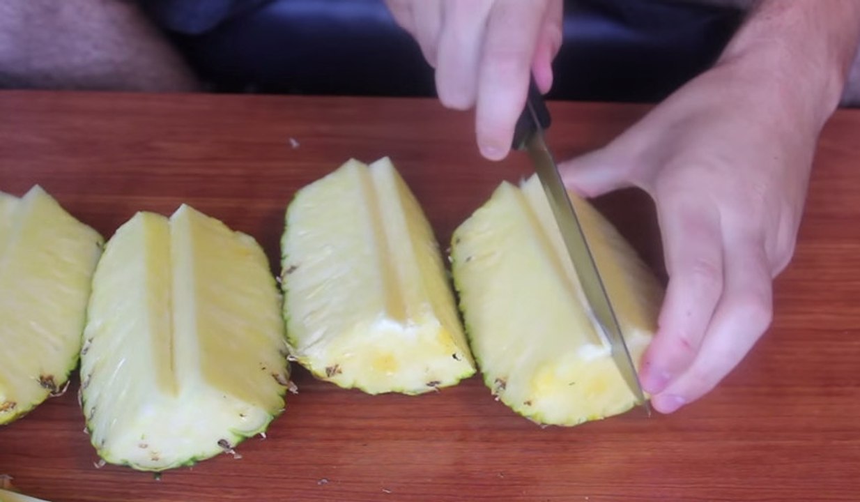 Eine einfache Methode, eine Ananas zu schneiden. Sie werden danach keine Entschuldigung mehr haben, nicht zu wissen, wie es geht!