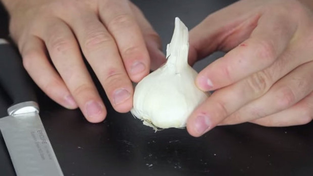 Wie man Knoblauchzehen einfach, schnell und sauber schält.