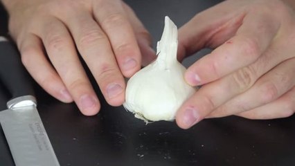 Wie man Knoblauchzehen einfach, schnell und sauber schält.