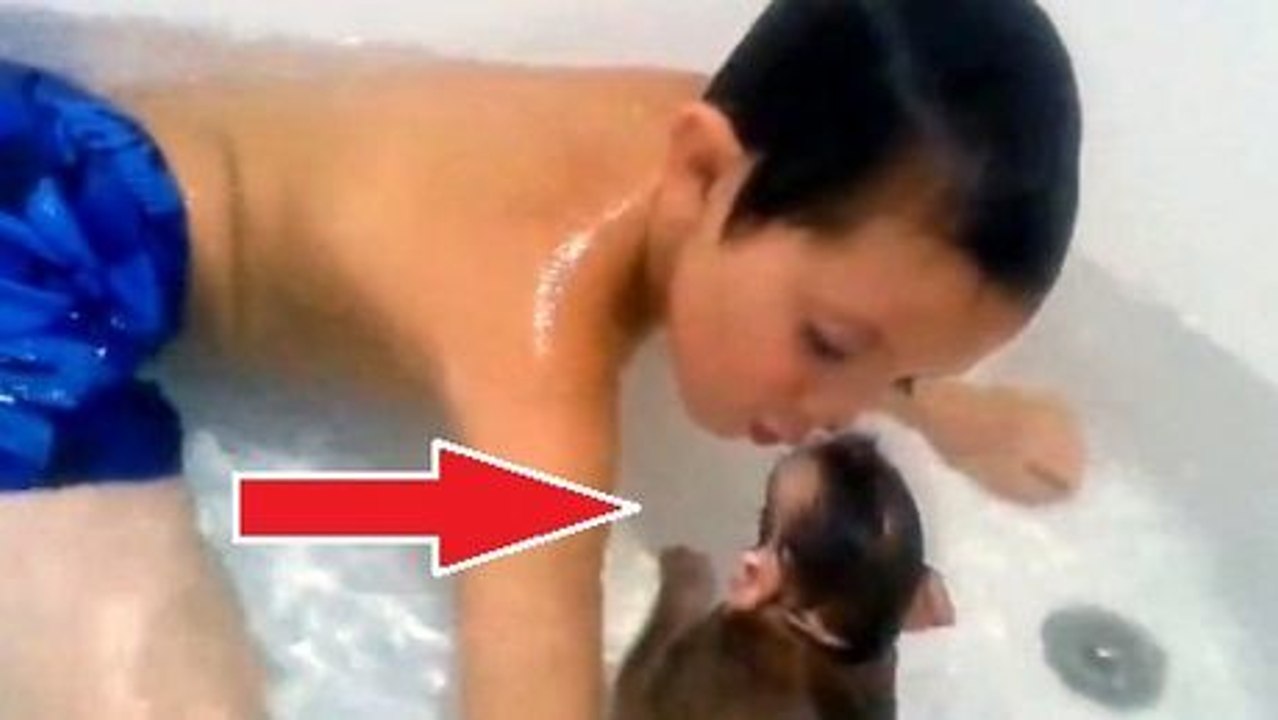 Dieser kleine Junge kann sich nicht von seinem Affen trennen. Er badet sich sogar mit ihm.
