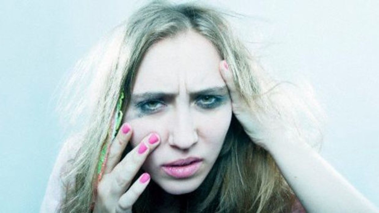 Der neue Beauty-Trend aus Japan: ein gewagtes Kater-Make-up mit Ringen unter den Augen und rosa Wangen.