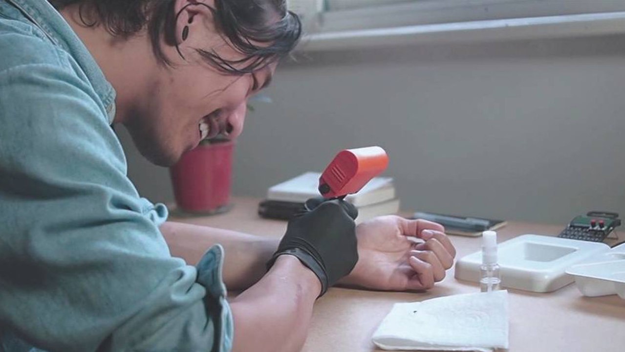 Jakub Pollàg entwickelt ein Gerät, mit dem man sich selbst tätowieren kann.
