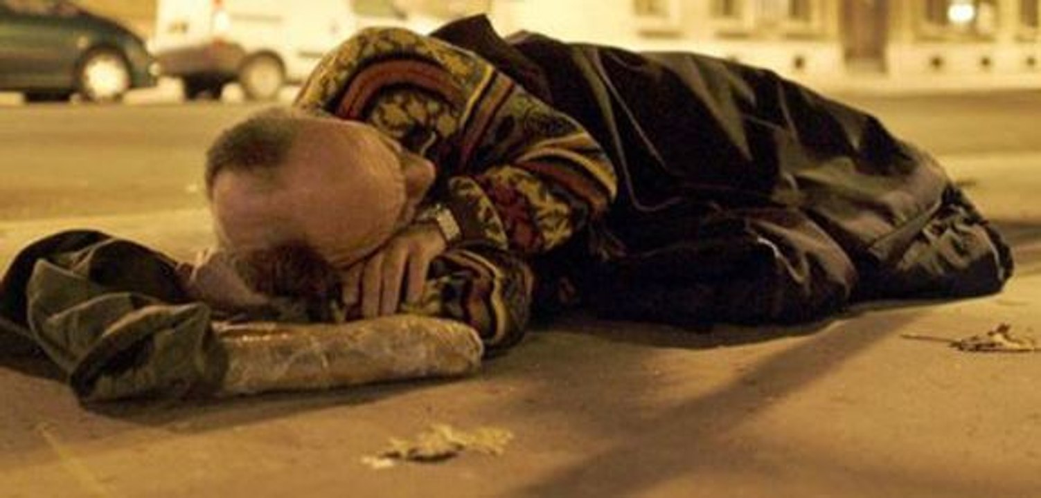 Ein Obdachloser gewinnt den Jackpot im Lotto!