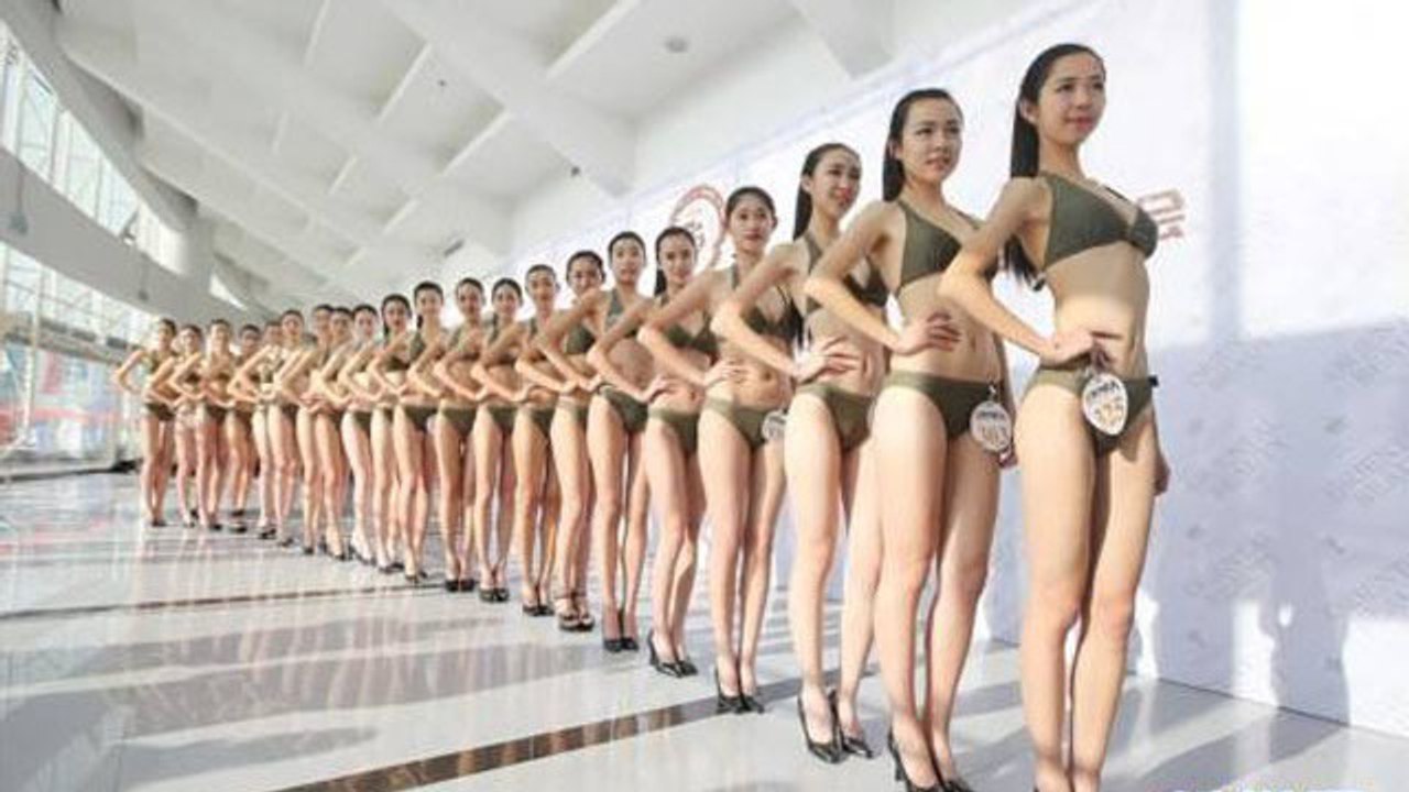 China: stewardessen im bikini rekrutiert