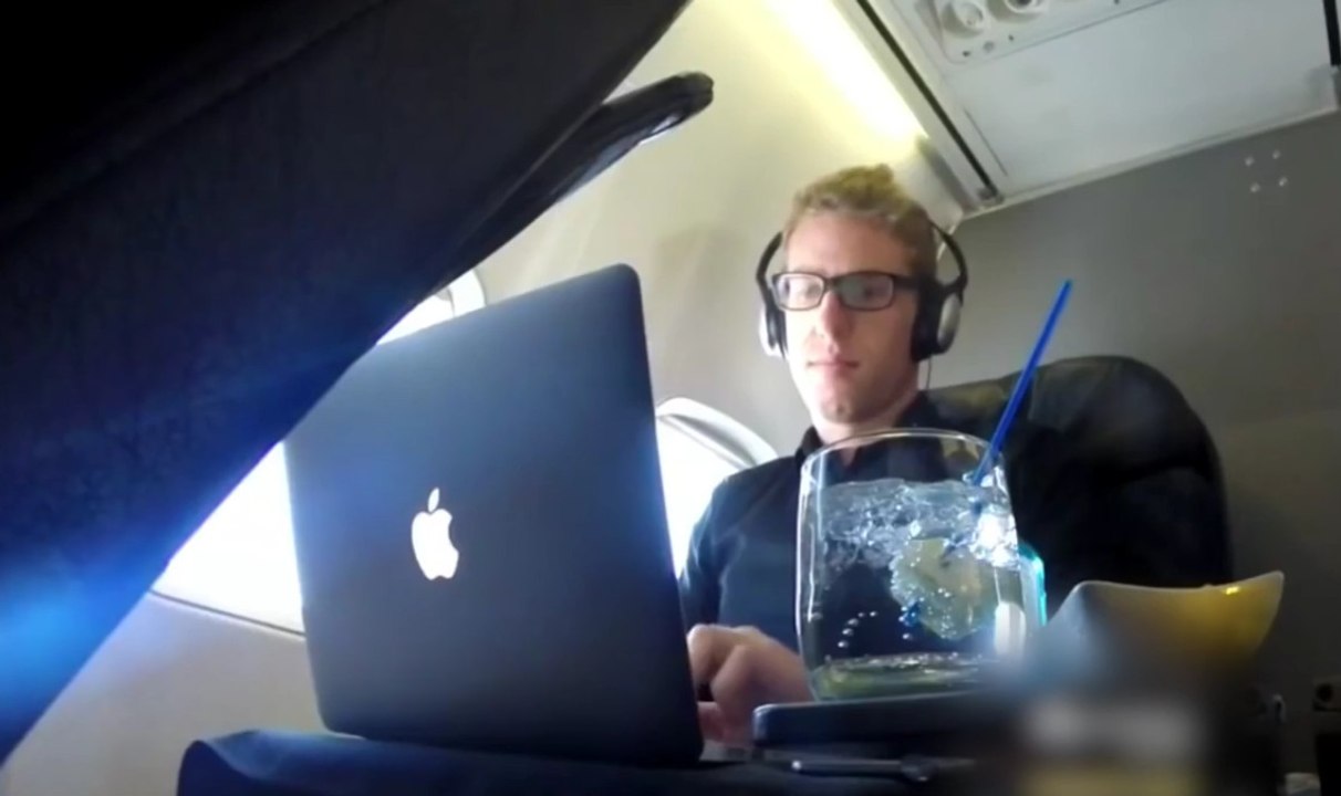 Er fliegt sechzehn Mal rund um die Welt - erster Klasse und gratis!