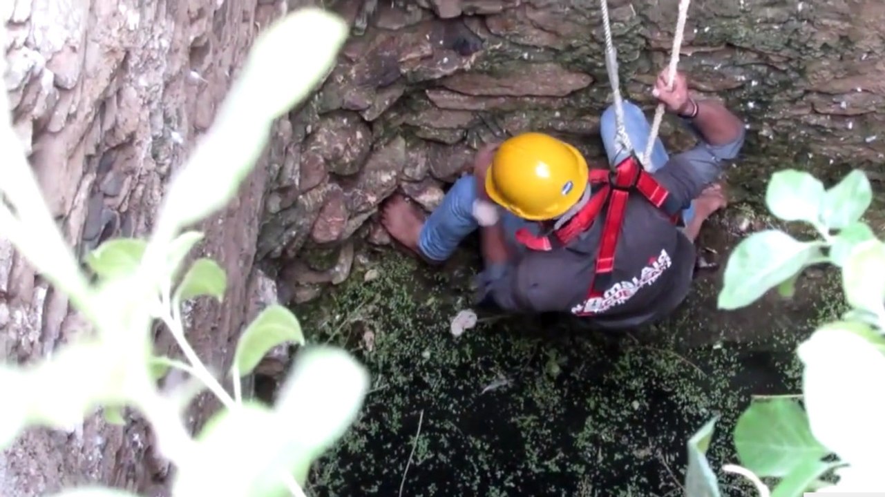 Die spektakuläre Rettung einer Hündin aus einem Brunnen in Indien