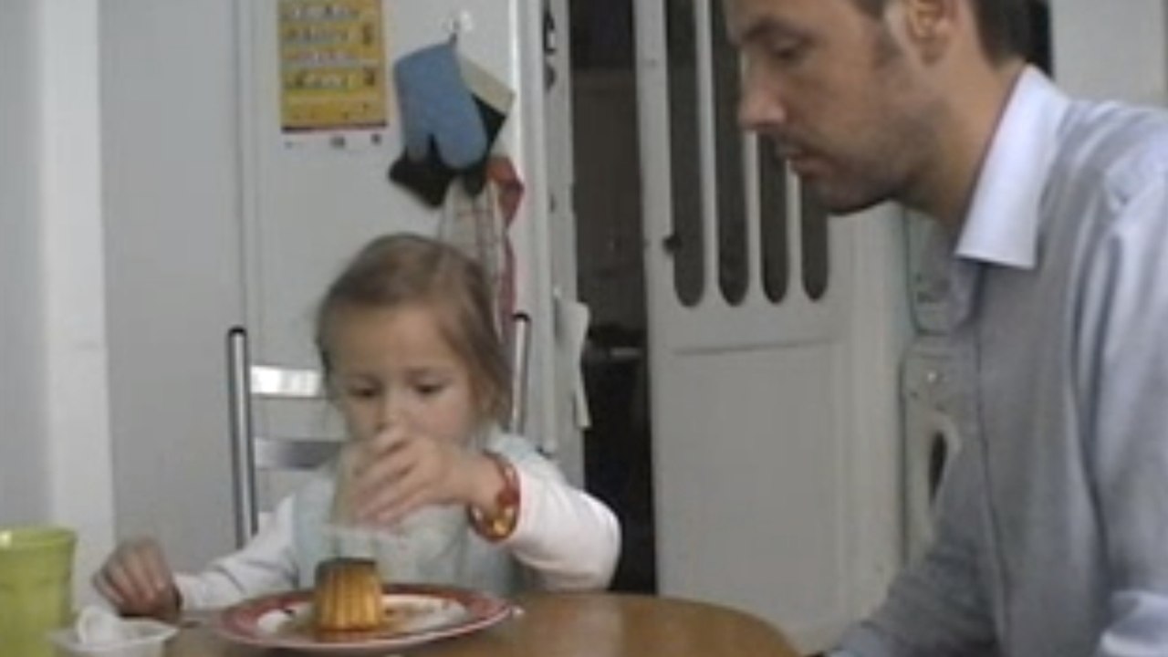 Als die Kleine ihren Pudding essen will, spielt ihr der Papa einen Streich... Wo ist nur der Pudding geblieben?