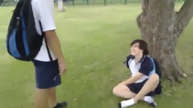 Dieser Jugendliche wollte einen Kameraden belästigen und bekam eine Lektion verpasst