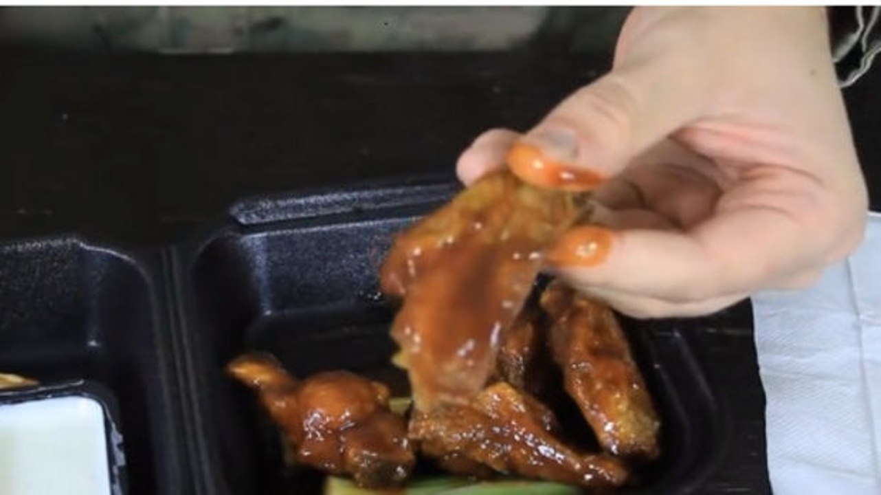 So esst ihr eure Hähnchenflügel richtig und verliert auch nicht ein Krümelchen Fleisch!