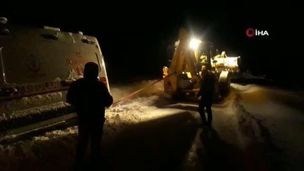 Kara saplanan ambulansı karla mücadele ekipleri kurtardı