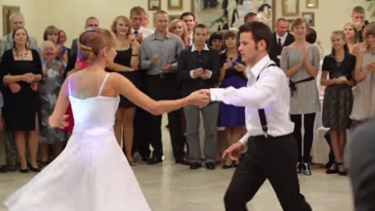 Ein wirklich perfekt getanzter eröffnungstanz diese hochzeitspaares. die gäste kommen nicht aus dem staunen heraus!