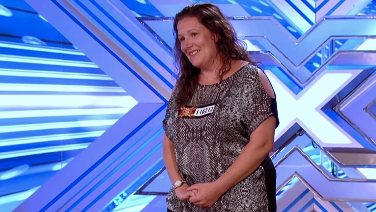 Alle finden sie schüchtern, doch als sie beginnt zu singen, klappt allen die Kinnlade herunter!