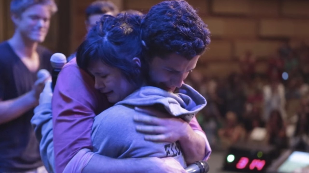 Diese junge Frau wurde mit nur einer Hand geboren... Da machen ihr ihre Freunde ein unglaubliches Geschenk!