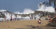 Urlauberin filmt den Strand, als ihr Urlaub plötzlich eine dramatische Wendung nimmt