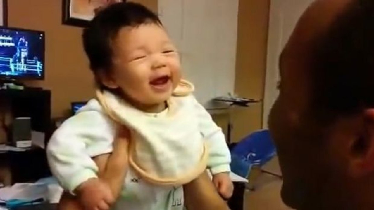 Dieses kaum ein paar Wochen alte Baby muss zum ersten Mal so richtig herzlich lachen... und Papa versucht mitzuhalten!