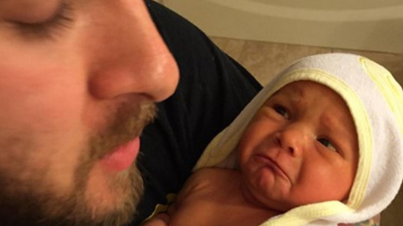 Als er diesen Kommentar unter dem Bild seiner Tochter sieht, rennt er sofort zum Kinderarzt