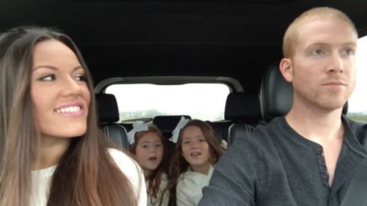 Dieses Paar kündigt den zu erwartenden Familienzuwachs in Form eines Lieds an