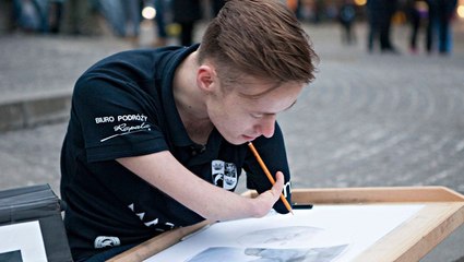Ohne Arme geboren, wollte er trotzdem seiner Leidenschaft folgen: Zeichnen. Und was er erschafft ist wunderbar!