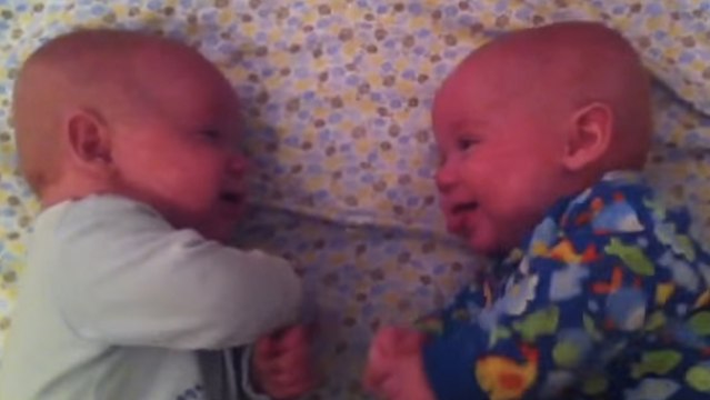 Wenige Monate alt: Dieses Zwillingspaar hat eine ganz besondere Art der Kommunikation