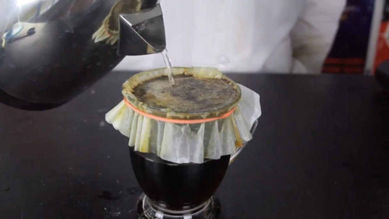 Du hast keine Kaffeemaschine? Mit diesem Trick kannst du dir deinen Kaffee trotzdem leicht in nur wenigen Minuten machen!