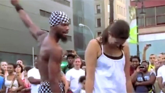 Was dieser Straßenkünstler hier vorführt, ist unglaublich! Vor allem der letzte Sprung!