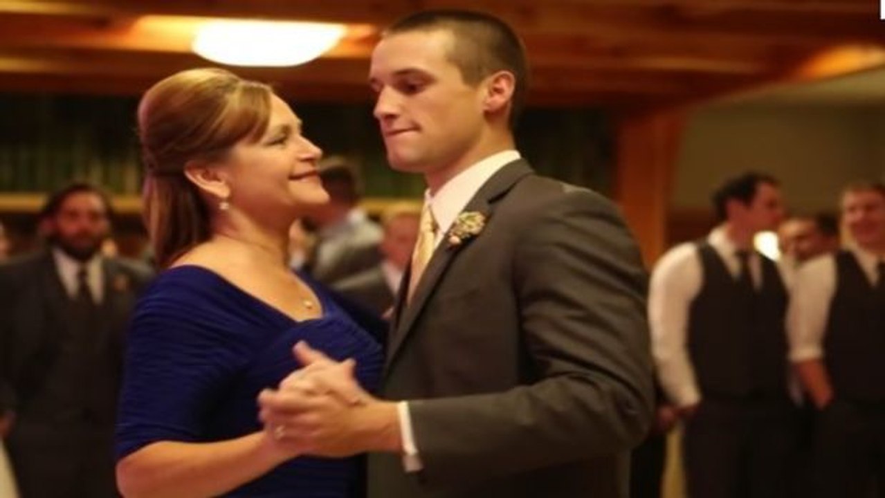 Der Bräutigam und seine Mutter eröffneten den Tanz, aber dann waren die Gäste plötzlich sprachlos