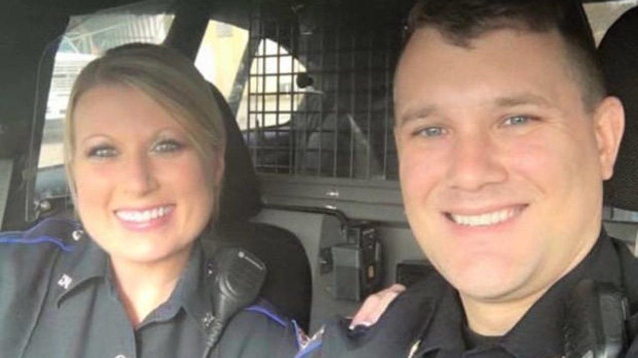 Dieses Foto zweier Polizisten ging aus gutem Grund um die Welt