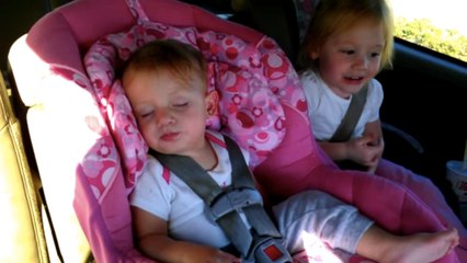 Ein kleines Mädchen schläft friedlich auf dem Kindersitz im Auto... Doch ihr Vater weiß, wie die Kleine sofort wach zu bekommen ist!