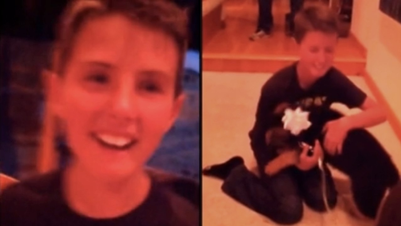 Dieser Junge hat soeben das Geschenk seiner Träume bekommen: einen kleinen Hund!