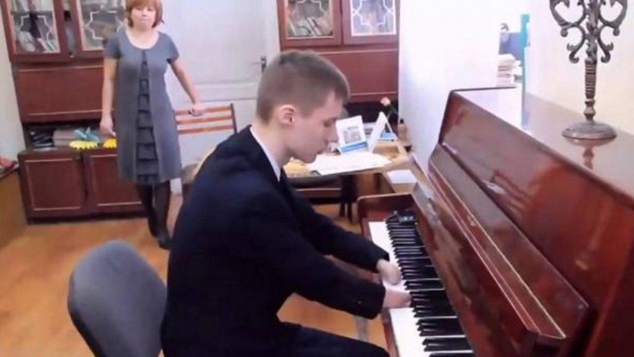 Ohne Hände geboren und als 12-Jähriger adoptiert, spielt Alexey Romanov heute Klavier wie kein anderer