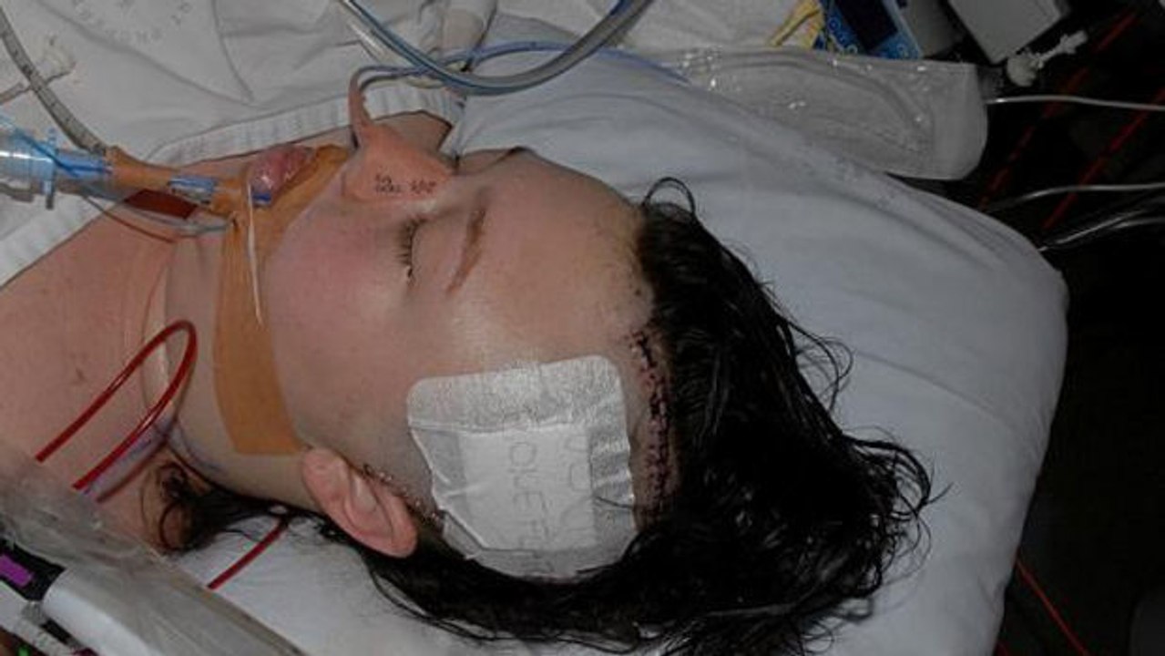 Als sie aus dem Koma erwacht, erfährt sie, dass sie schwanger ist