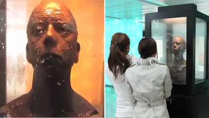 Der Künstler warnt mit einem Schild: Nicht in die Augen schauen!