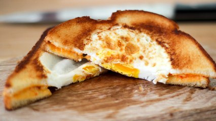 Diese Brotschnitte zum Frühstück ist schnell und einfach gemacht. Und sie wird alle Gourmets begeistern