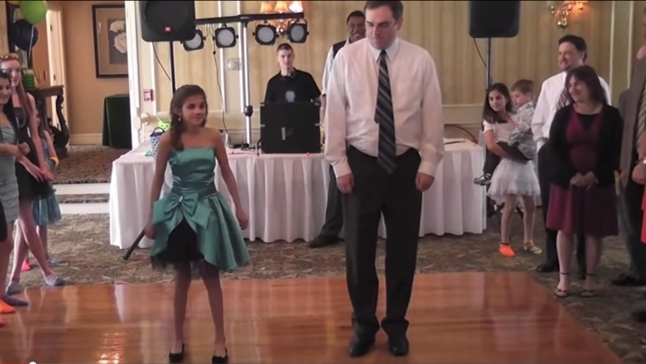 Für den Geburtstag seiner Tochter tanzt dieser Vater eine super Choeografie mit ihr