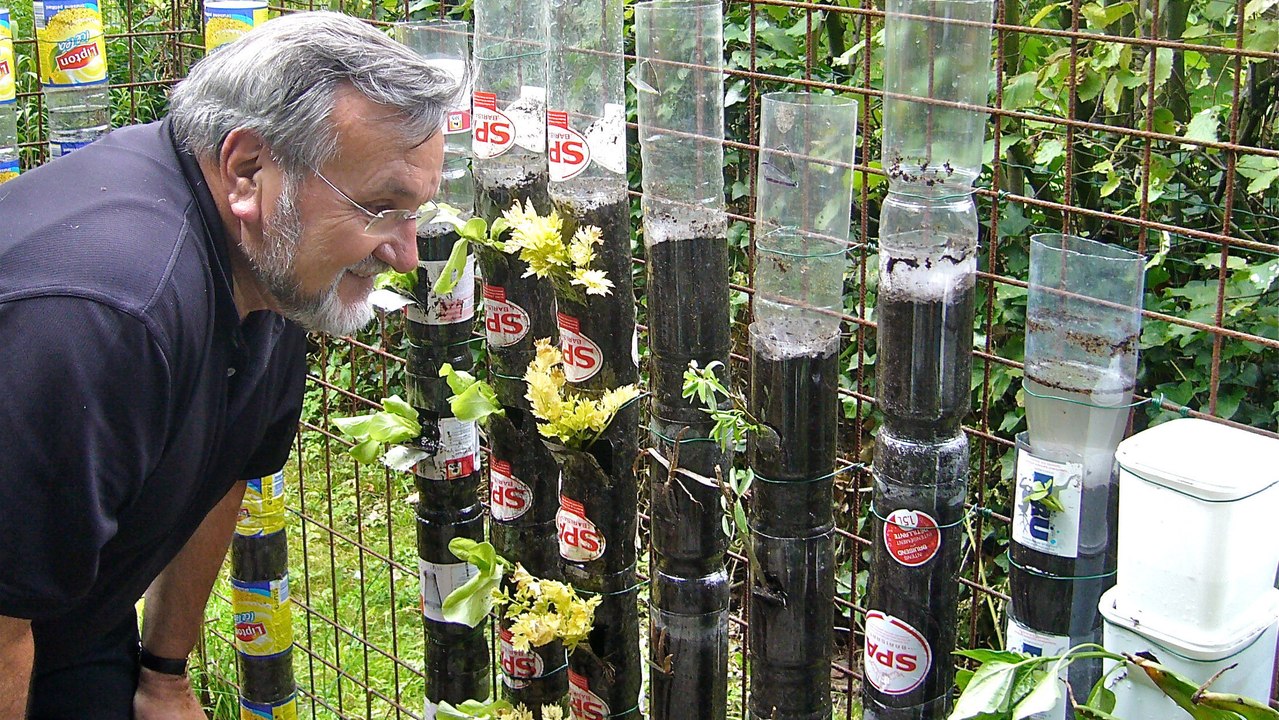 Er stapelt Plastikflaschen in seinem Garten. Das Ergebnis nach einem Jahr ist unglaublich