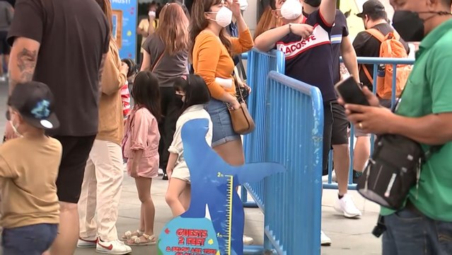 Ilang pasyalan, dinagsa kasabay ng pagluwag ng alert level system sa NCR at karatig-probinsya | Saksi