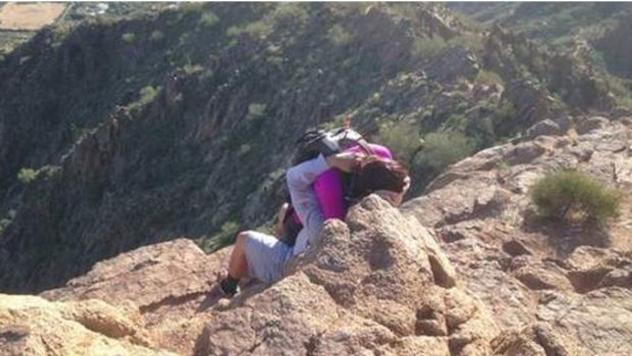 Ein Mann und eine Frau liegen sich in den Armen. Aber die Erklärung für dieses Foto bewegt das Netz