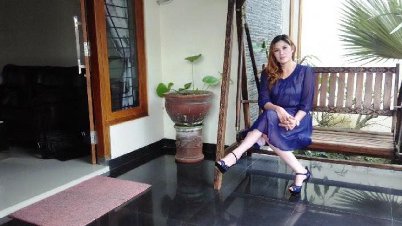 Diese frau bietet ihr haus im internt zum verkauf an... aber nicht nur das!