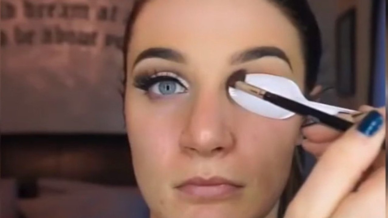 Sie macht ein cooles Augen-Make-up mit einem Löffel
