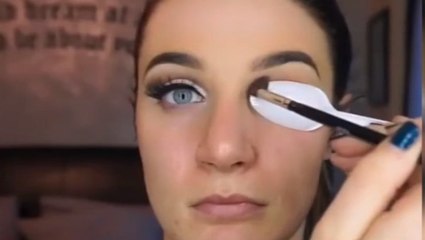 Sie macht ein cooles Augen-Make-up mit einem Löffel