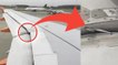 Einem aufmerksamen Passagier an Bord eines Flugzeugs fällt ein ungewohntes Objekt am Flügel auf