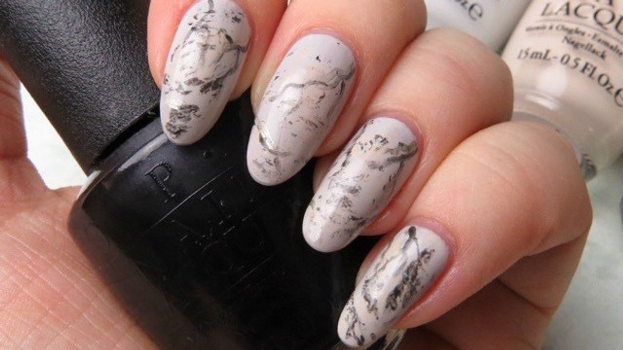 Stone nails: nägel im marmor-design sind der neue look
