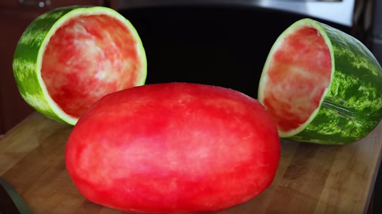 Du weißt nicht, wie du eine Wassermelone schälen sollst? Dann wird dich dieser Tipp verblüffen