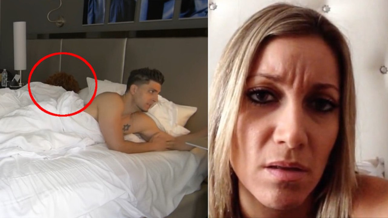 Er telefoniert seiner Freundin mit FaceTime und es erscheint eine andere Frau im Bett hinter ihm im Bild