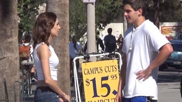 Für eine versteckte Kamera fragt sie 100 Männer, ob sie mit ihr schlafen wollen