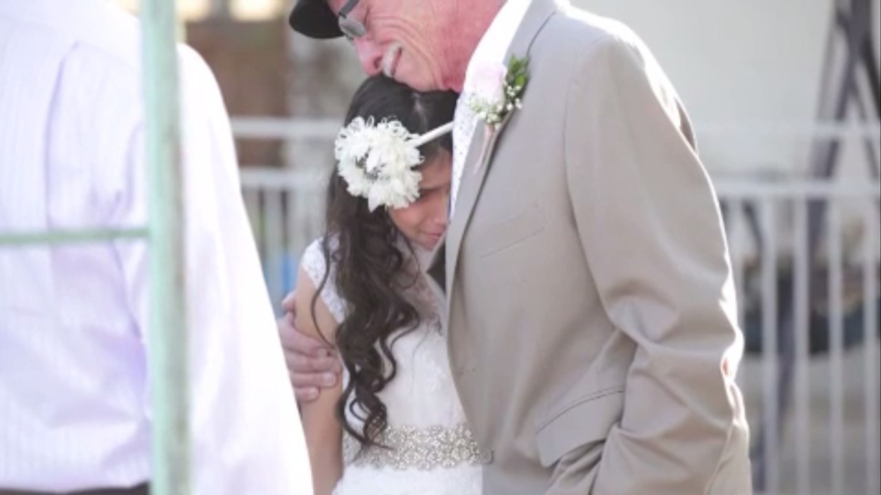 Diese Mädchen macht mit ihrer Geste ihrem todkranken Vater das schönste Geschenk, das man sich denken kann. Ihr werdet zu Tränen gerührt sein!