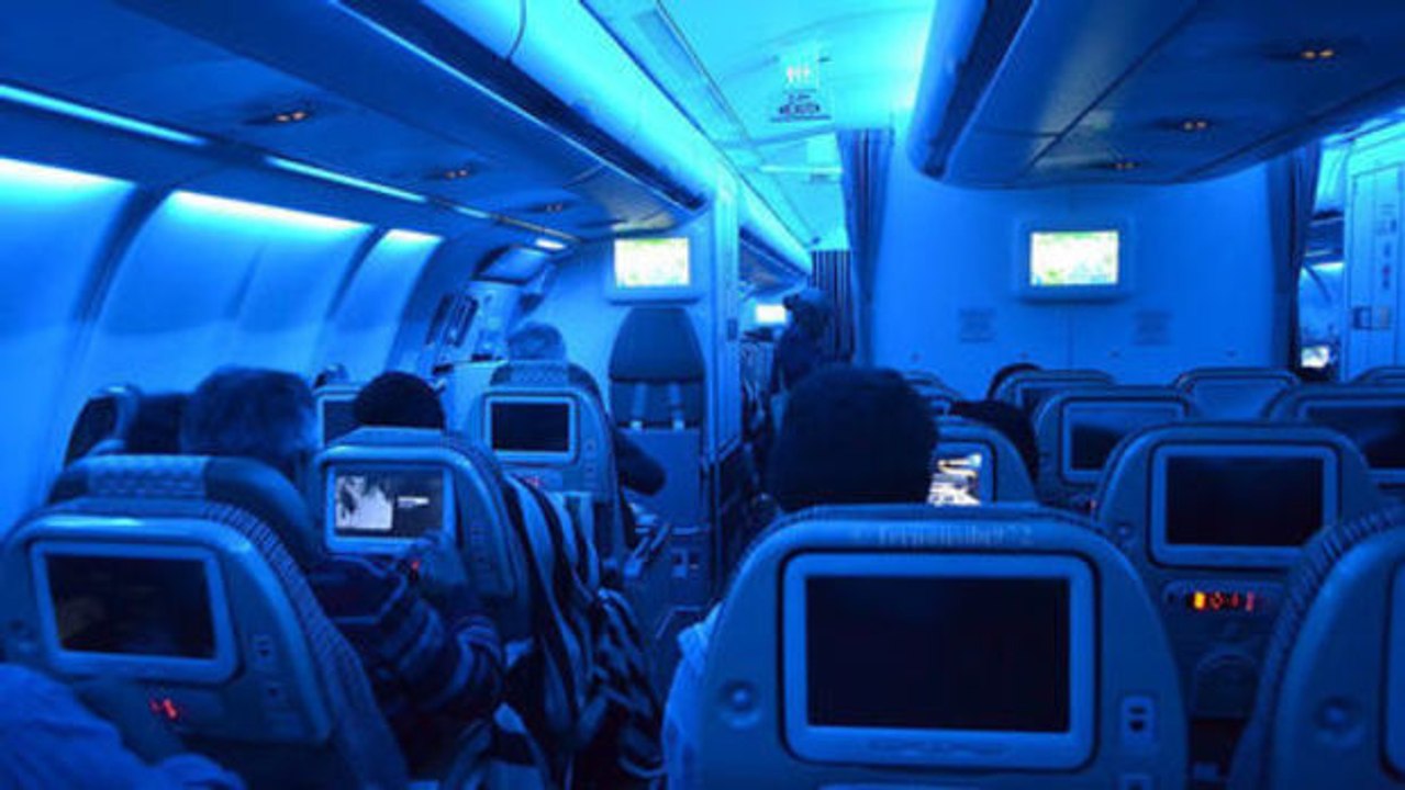 Warum geht die Beleuchtung in Flugzeugen bei Start und Landung aus?