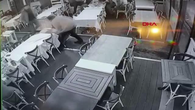 ŞAFAK MAHMUTYAZICIOĞLU'NA SALDIRI SONRASI SALDIRGANLARIN KAÇIŞ ANI